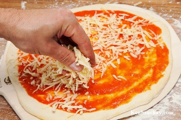 Trang trí nguyên liệu lên bề mặt bánh pizza